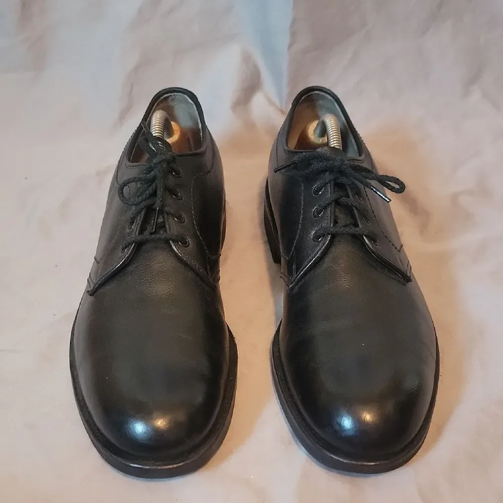 Classic Black Leather Oxfords with Timeless Elegance